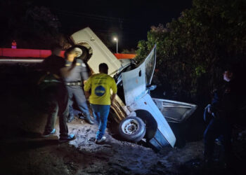 Hombre sale ileso tras caer con su vehículo a una barranca en Sonsonate