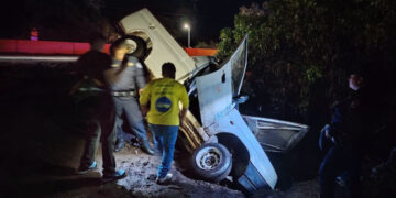 Hombre sale ileso tras caer con su vehículo a una barranca en Sonsonate