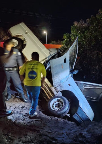 Hombre sale ileso tras caer con su vehículo a una barranca en Sonsonate