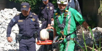 Tras ingerir bebidas alcohólicas, hombre cae a un barranco y es rescatado en San Martín