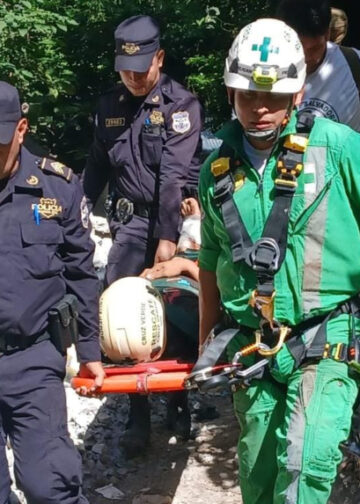 Tras ingerir bebidas alcohólicas, hombre cae a un barranco y es rescatado en San Martín