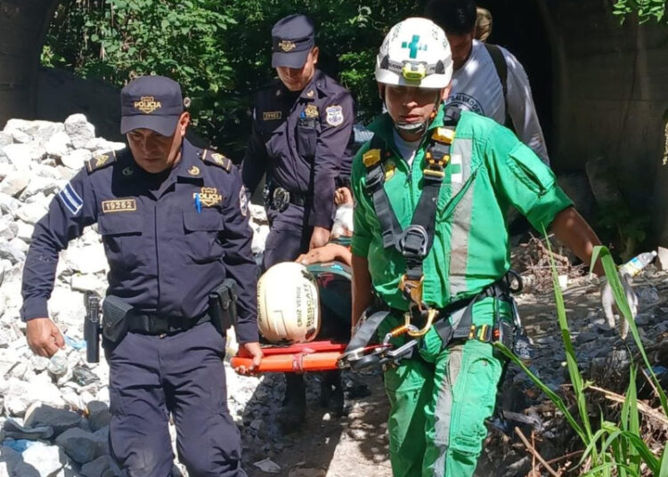 Tras ingerir bebidas alcohólicas, hombre cae a un barranco y es rescatado en San Martín