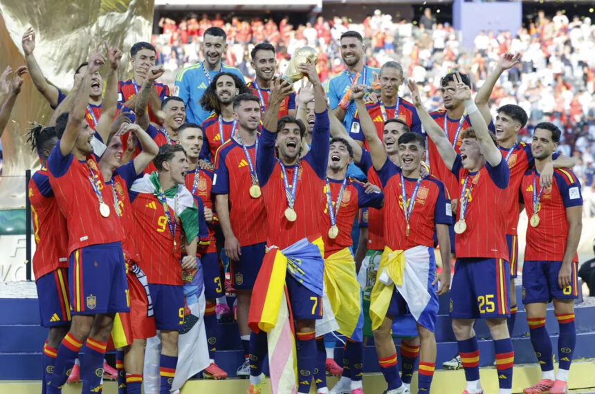 Mundial 2030 se jugaría con más selecciones, confirma presidente de Conmebol