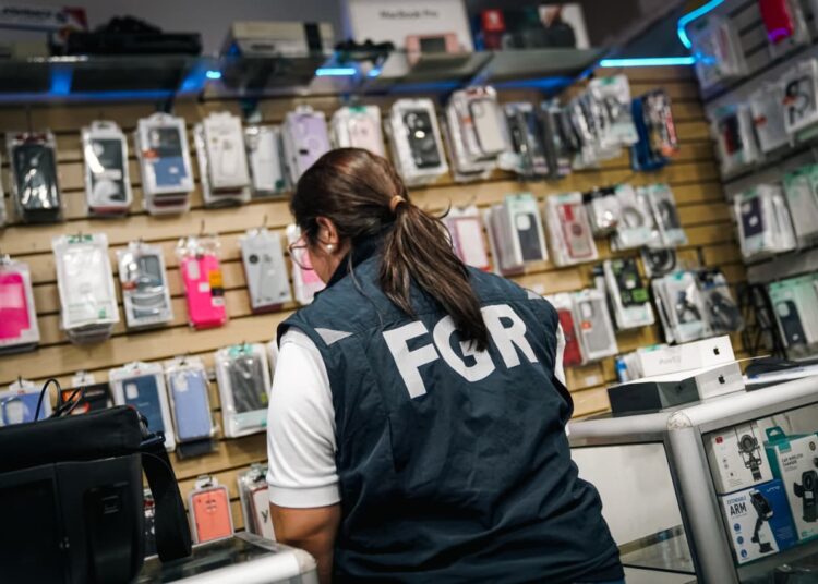 Fiscalía intensifica registros por red dedicada al contrabando de celulares y consolas