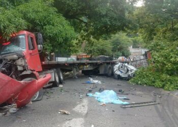 Accidente entre un vehículo, una rastra y una pipa deja una fallecida y tres lesionados en La Libertad Costa