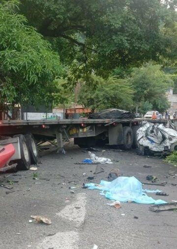 Accidente entre un vehículo, una rastra y una pipa deja una fallecida y tres lesionados en La Libertad Costa
