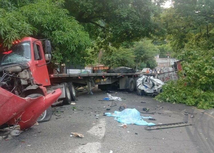 Accidente entre un vehículo, una rastra y una pipa deja una fallecida y tres lesionados en La Libertad Costa