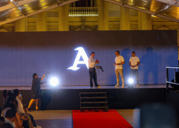 Alianza FC presentó su nueva indumentaria en el Centro Histórico de San Salvador