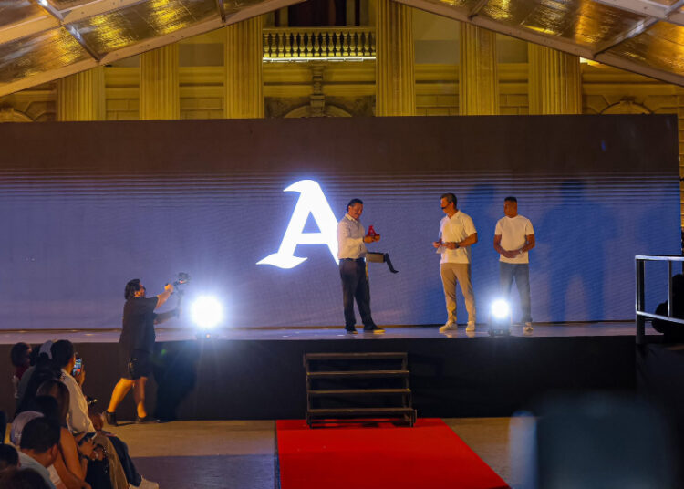 Alianza FC presentó su nueva indumentaria en el Centro Histórico de San Salvador