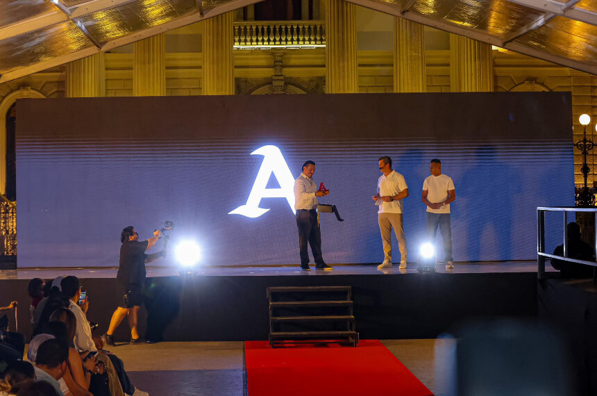 Alianza FC presentó su nueva indumentaria en el Centro Histórico de San Salvador