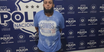Autoridades arrestan a supuesto miembro de la MS con tatuajes alusivos a la estructura