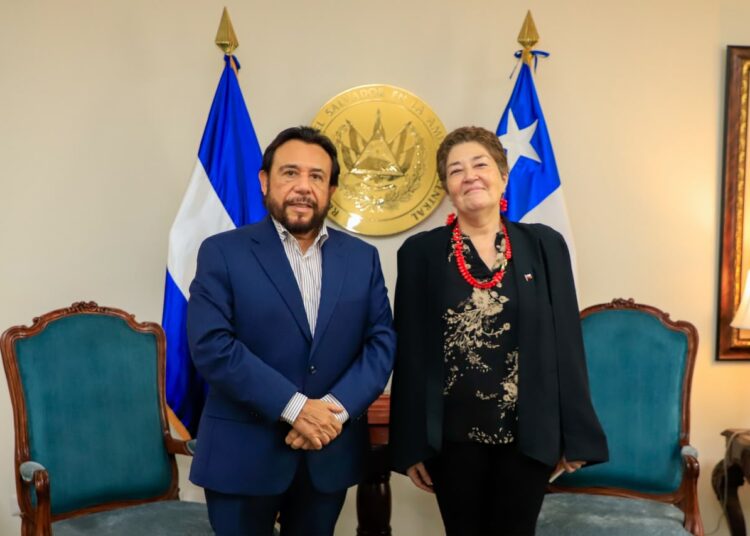 Vicepresidente Félix Ulloa reconoce la labor de la Embajadora de Chile al finalizar su misión