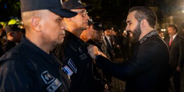 Presidente Bukele condecora a misión humanitaria salvadoreña desplegada en Venezuela