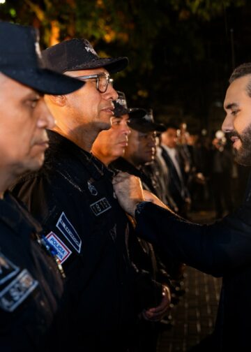 Presidente Bukele condecora a misión humanitaria salvadoreña desplegada en Venezuela