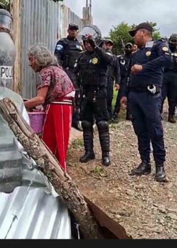 El desgarrador caso de una anciana desalojada de su vivienda por una disputa familiar en Guatemala