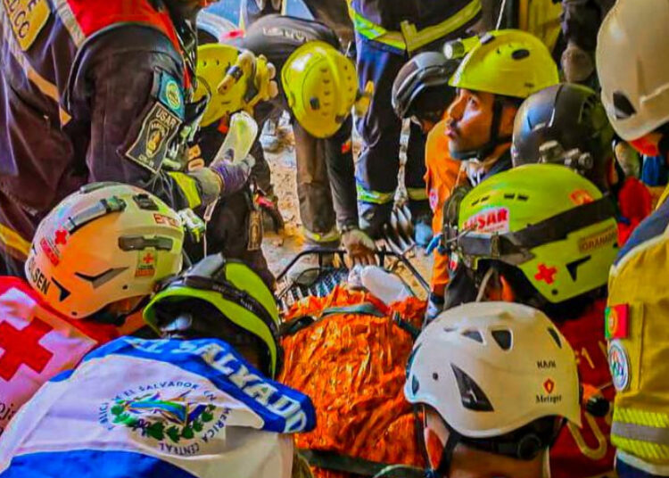 Presidente Bukele confirma el rescate con vida de hombre atrapado durante más de siete días en Venezuela