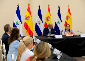Canciller Alexandra Hill recibe a comitiva del Senado de España