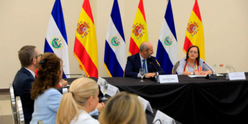Canciller Alexandra Hill recibe a comitiva del Senado de España