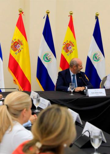 Canciller Alexandra Hill recibe a comitiva del Senado de España