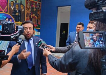 Presentan obra sobre la evolución política y social de El Salvador