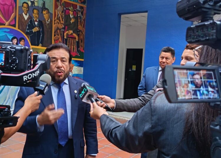 Presentan obra sobre la evolución política y social de El Salvador