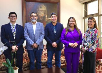 Diáspora salvadoreña comparte conocimientos de programación e IA con jóvenes universitarios
