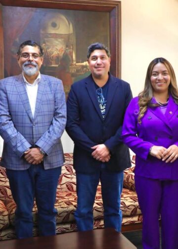 Diáspora salvadoreña comparte conocimientos de programación e IA con jóvenes universitarios