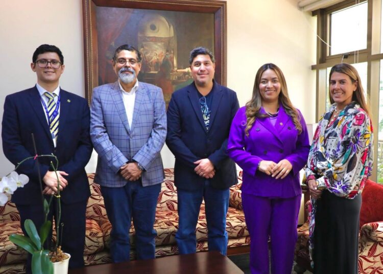 Diáspora salvadoreña comparte conocimientos de programación e IA con jóvenes universitarios