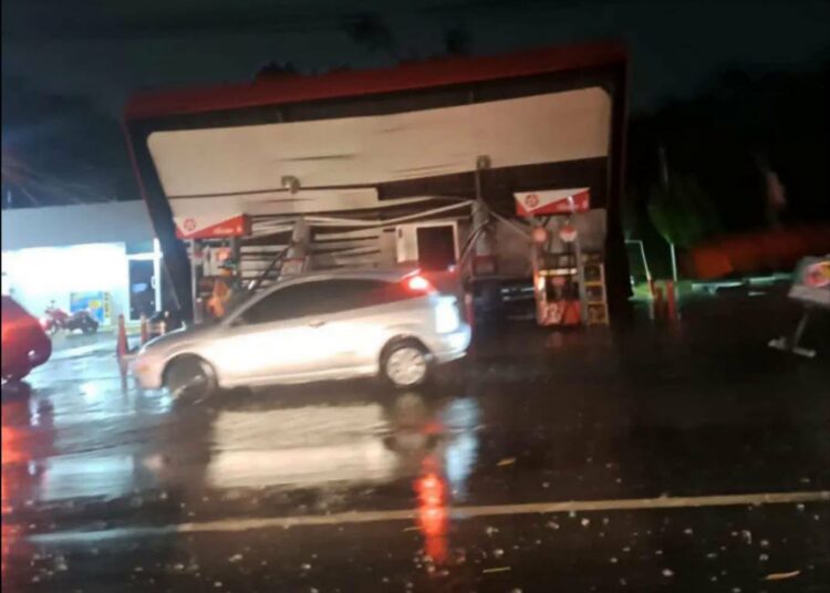 Fuertes ráfagas de viento provocan colapso del techo de una gasolinera en Ilopango