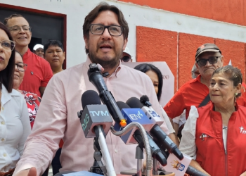 Rafael Aguirre y Madai Santos votan en las elecciones internas del FMLN