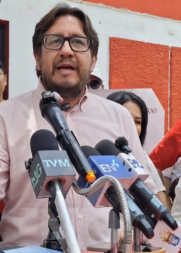 Rafael Aguirre y Madai Santos votan en las elecciones internas del FMLN