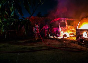 Bomberos controlan fuego que afectó dos unidades en la colonia El Ángel