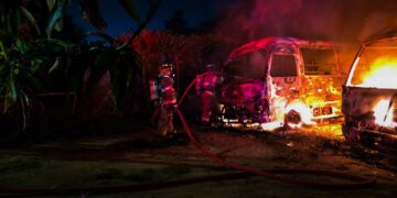 Bomberos controlan fuego que afectó dos unidades en la colonia El Ángel