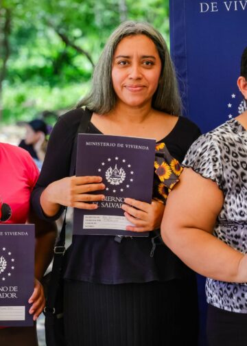 36 familias de La Unión Sur reciben sus escrituras de propiedad