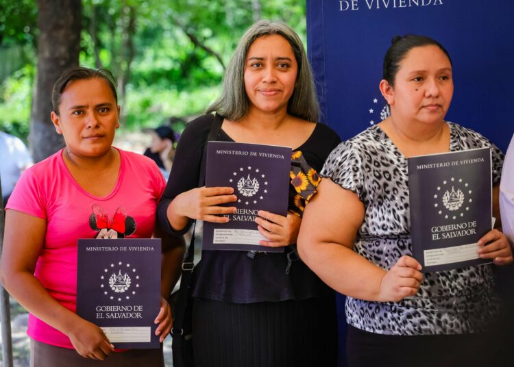 36 familias de La Unión Sur reciben sus escrituras de propiedad