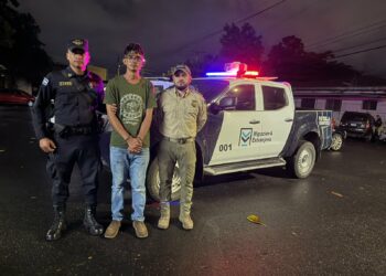 Expulsan del país a guatemalteco que agredió a creador de contenido en el Centro Histórico de San Salvador
