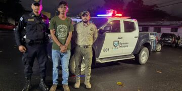 Expulsan del país a guatemalteco que agredió a creador de contenido en el Centro Histórico de San Salvador