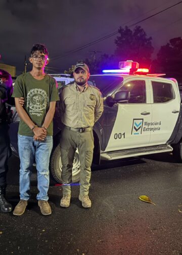 Expulsan del país a guatemalteco que agredió a creador de contenido en el Centro Histórico de San Salvador
