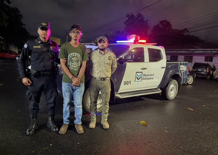 Expulsan del país a guatemalteco que agredió a creador de contenido en el Centro Histórico de San Salvador