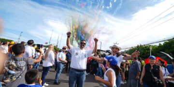 Gustavo Acevedo participa en el tradicional Desfile del Correo en Santa Ana Centro