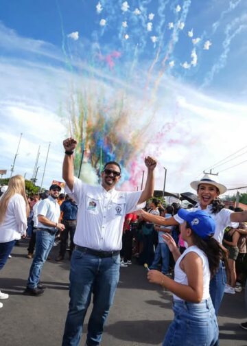 Gustavo Acevedo participa en el tradicional Desfile del Correo en Santa Ana Centro
