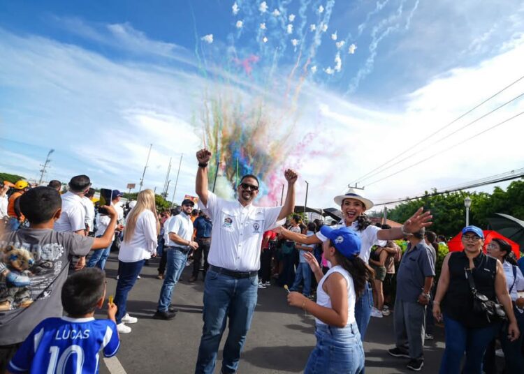 Gustavo Acevedo participa en el tradicional Desfile del Correo en Santa Ana Centro
