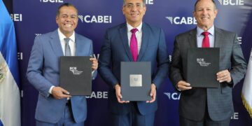 El Salvador y BCIE logran acuerdo económico para modernizar infraestructura vial del país