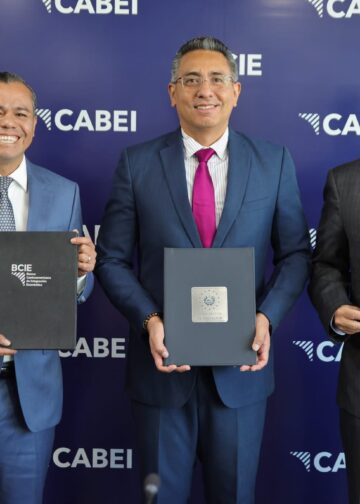El Salvador y BCIE logran acuerdo económico para modernizar infraestructura vial del país