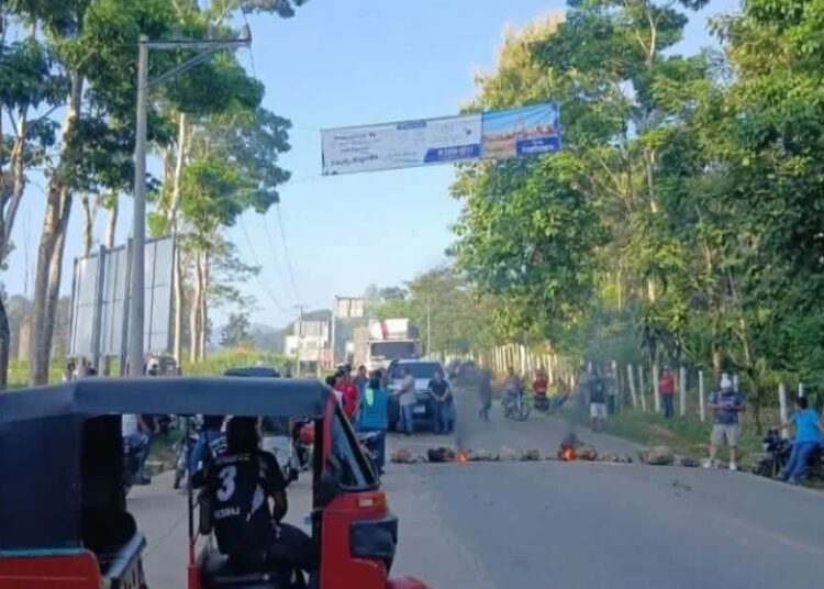 Conductores guatemaltecos cierran calles en protesta por alto costo de combustibles