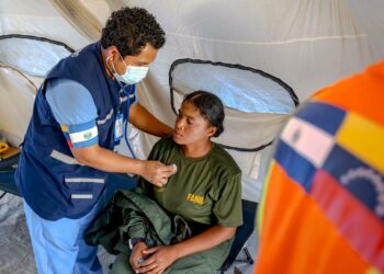 Personal médico salvadoreño atiende a brigadas internacionales que participan en los rescates