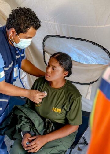 Personal médico salvadoreño atiende a brigadas internacionales que participan en los rescates