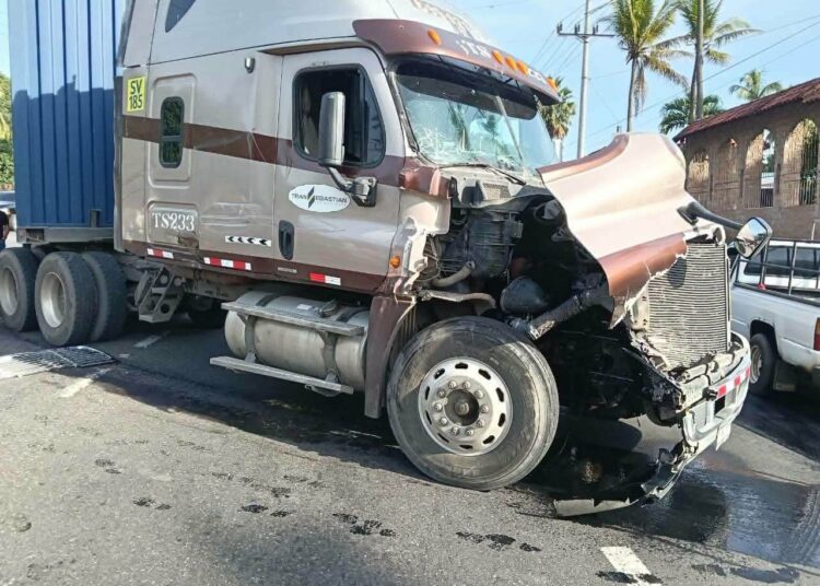Percance vial entre furgón y autobús deja cinco lesionados en Ciudad Arce