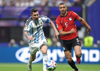 Argentina sufre pero remonta a Egipto con tres goles en 15 minutos