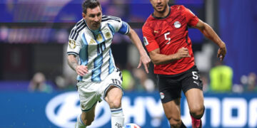 Argentina sufre pero remonta a Egipto con tres goles en 15 minutos